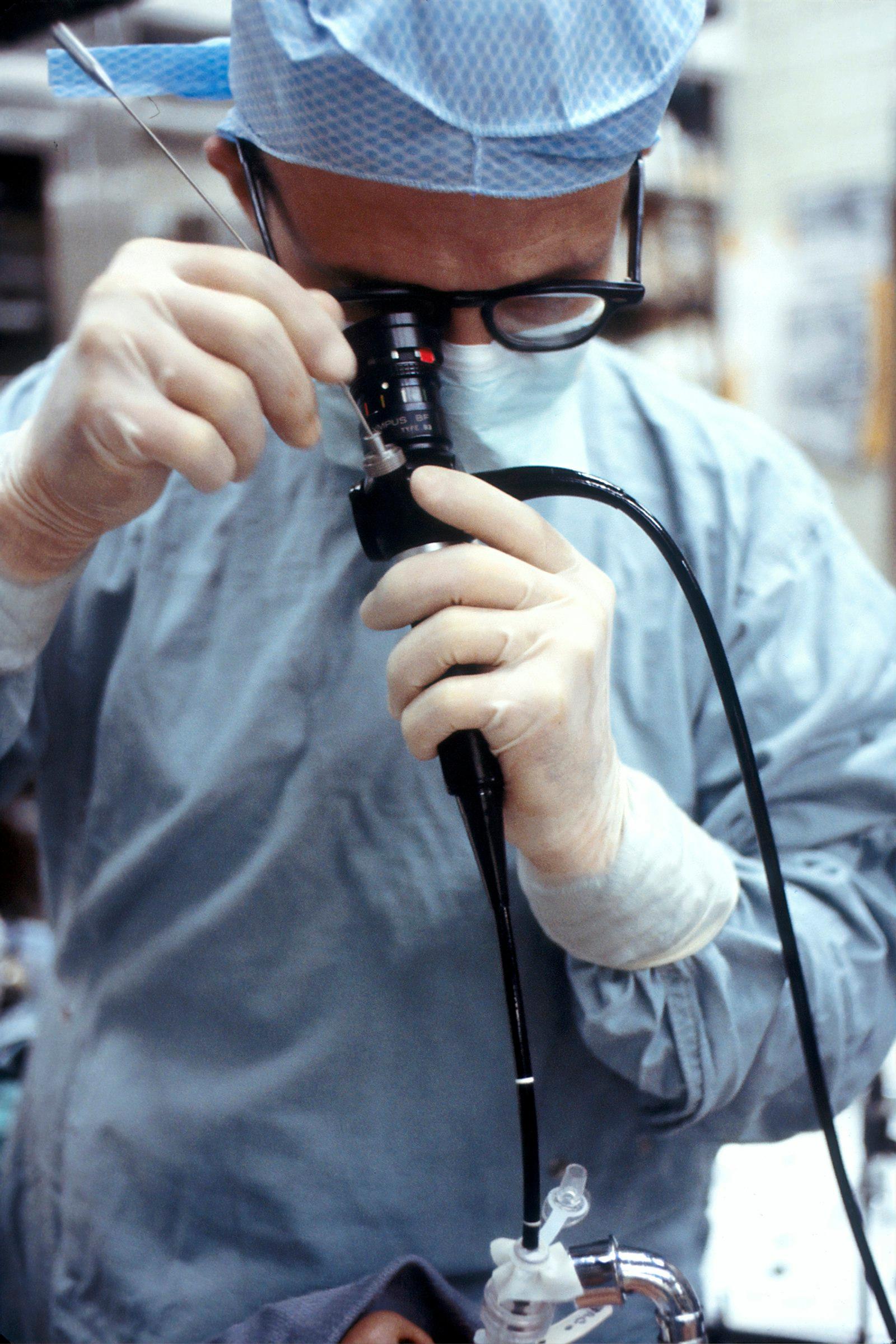 Médico sosteniendo un endoscopio utilizado en procedimientos urológicos y endoscópicos