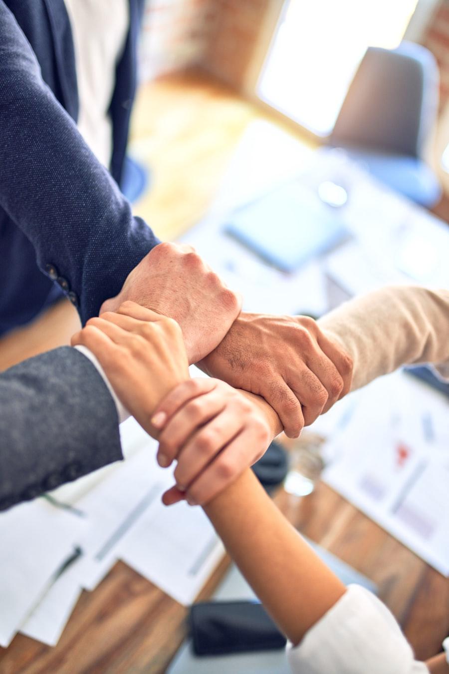 Equipo de trabajo unido en un gesto de compromiso