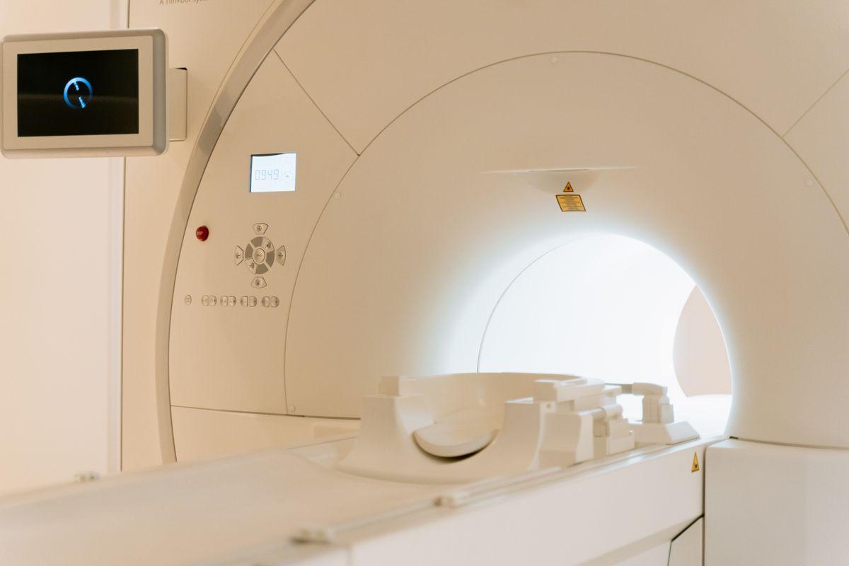 Equipo médico revisando tecnología de diagnóstico en un centro de salud