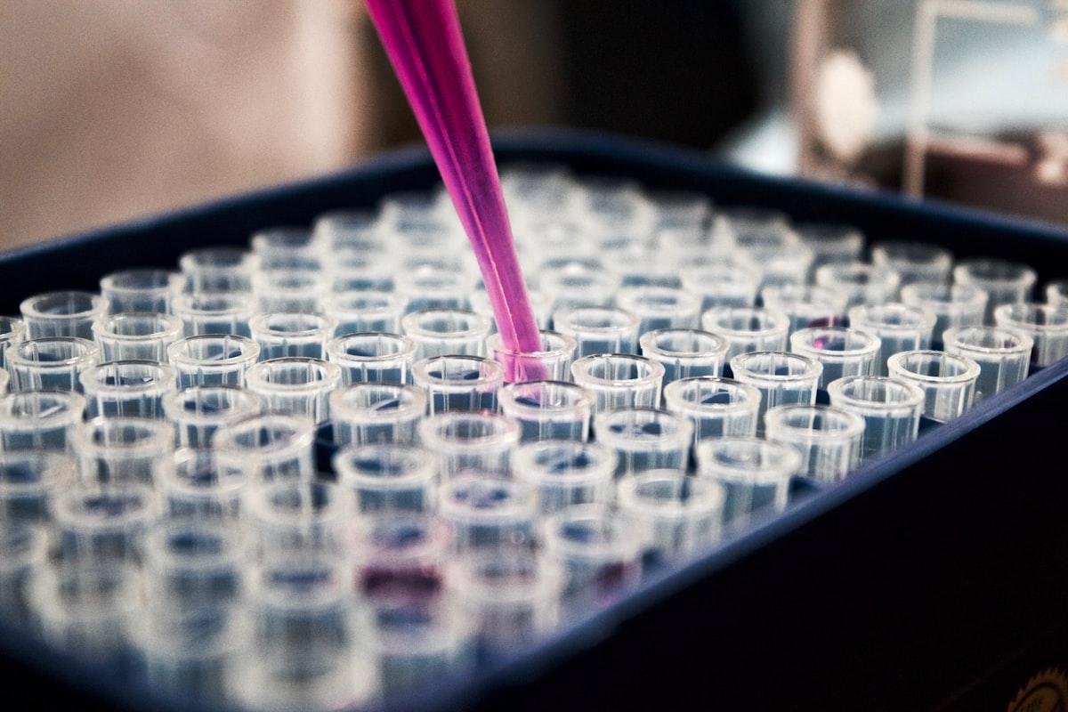 Analista trabajando con equipo de laboratorio clínico