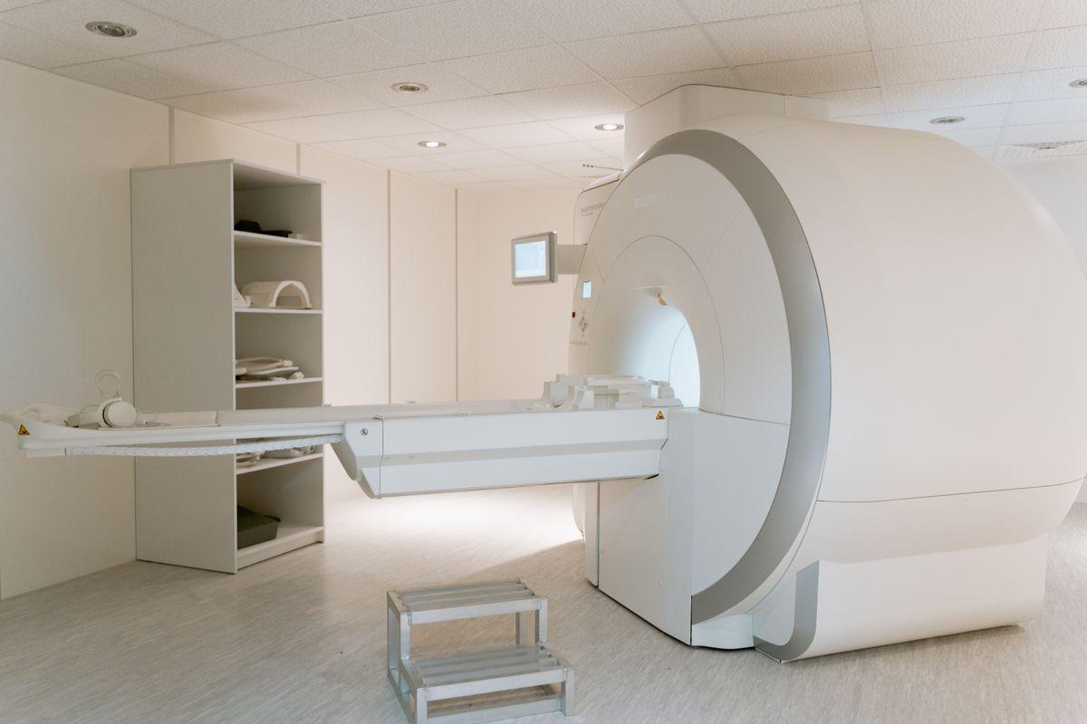 Sala de resonancia magnética con equipo de diagnóstico por imagen