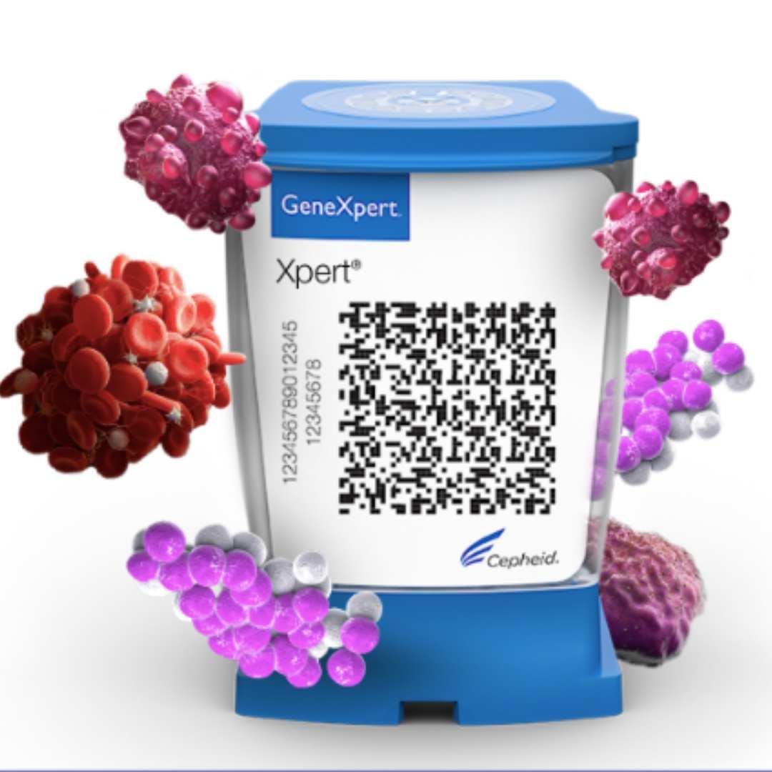Microscopio y muestras en laboratorio clínico