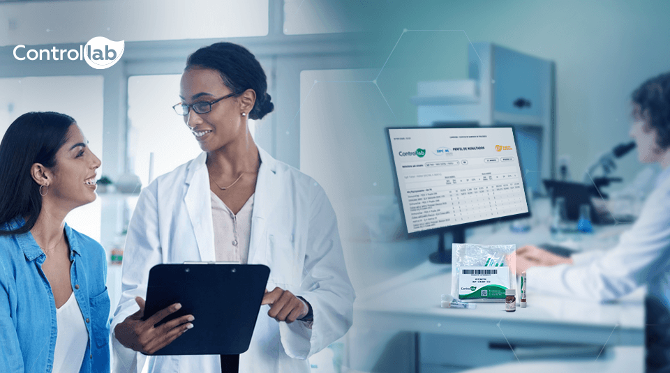Científica realizando control de calidad con pipeta de precisión en muestras de laboratorio