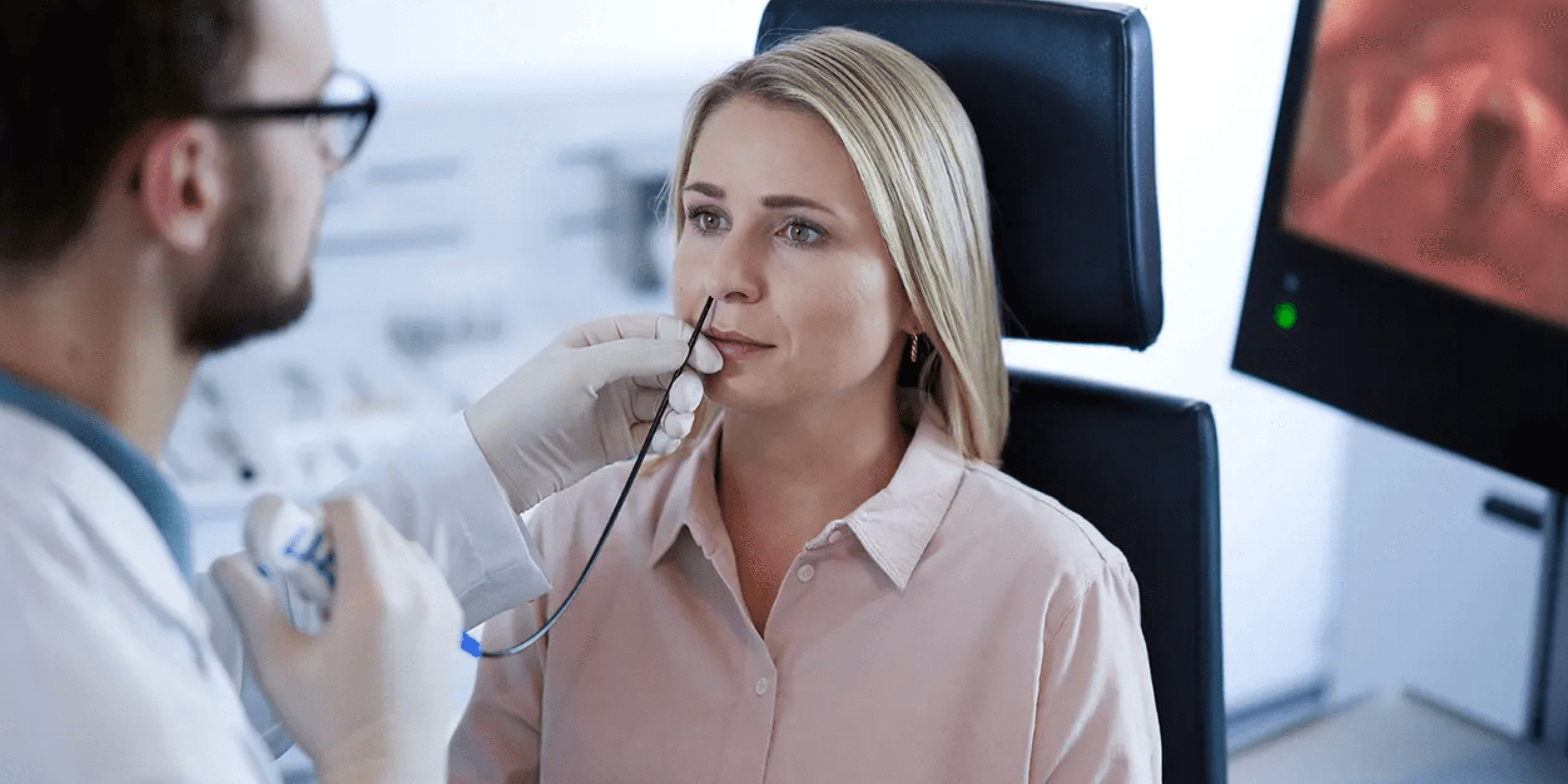 Examen de oído con otoscopio en un procedimiento de otorrinolaringología